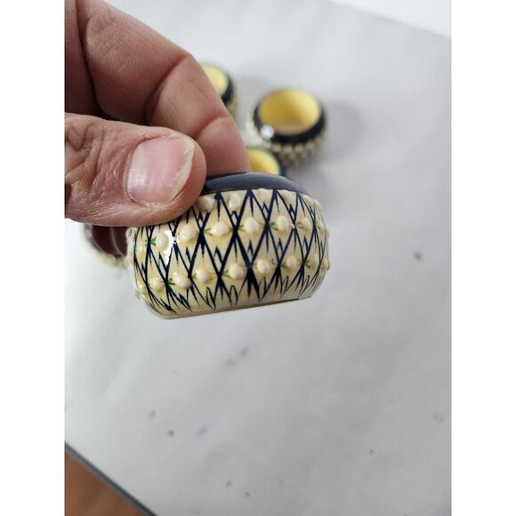 VINTAGE Napkin Ring Holders Wood Textured Hob Knob Design Glazed Painted 6 Pc - Picture 3 of 5